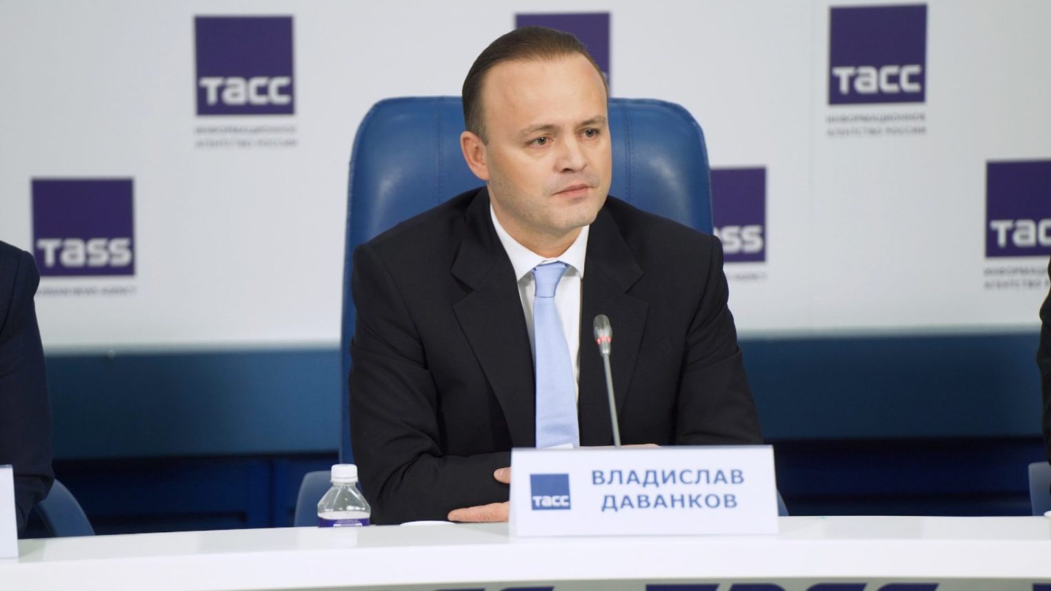 Мирное развитие, деньги регионам и сокращение чиновников: костромичи узнали о президентской программе Владислава Даванкова