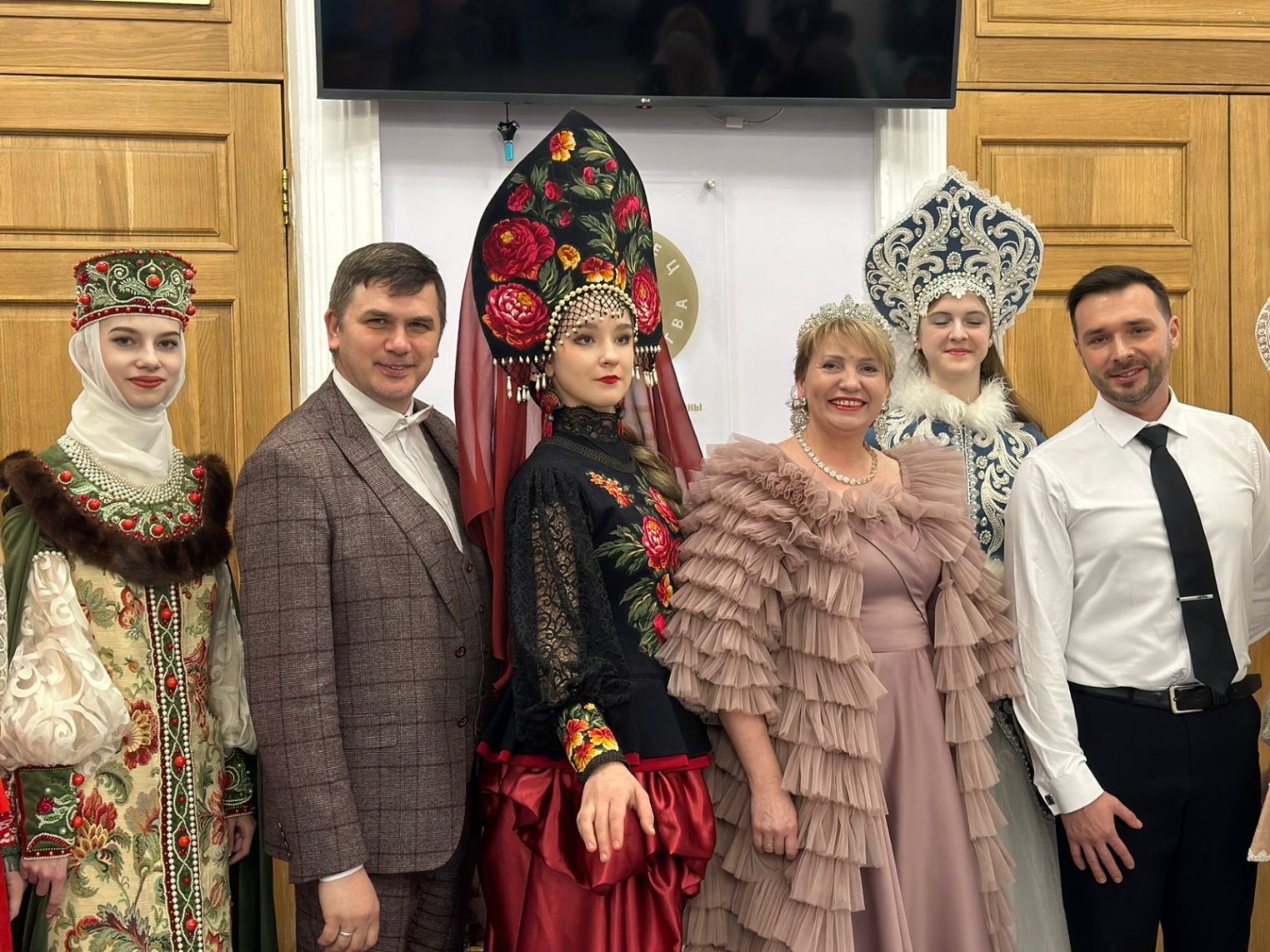На семейном балу костромичи блистали в нарядах 19 века
