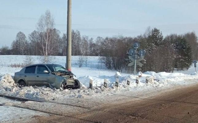 Поезд врезался в автомобиль в Костромской области