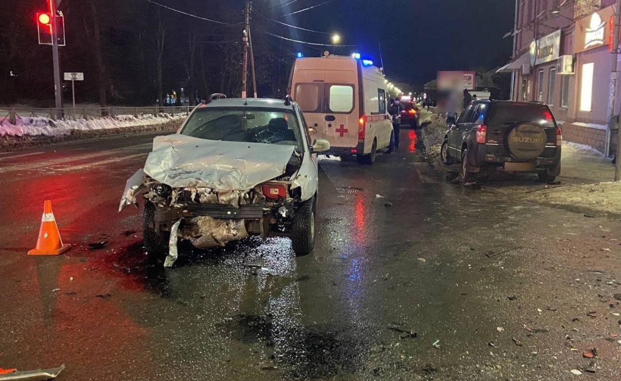 Две девочки пострадали в жуткой аварии в центре Костромы
