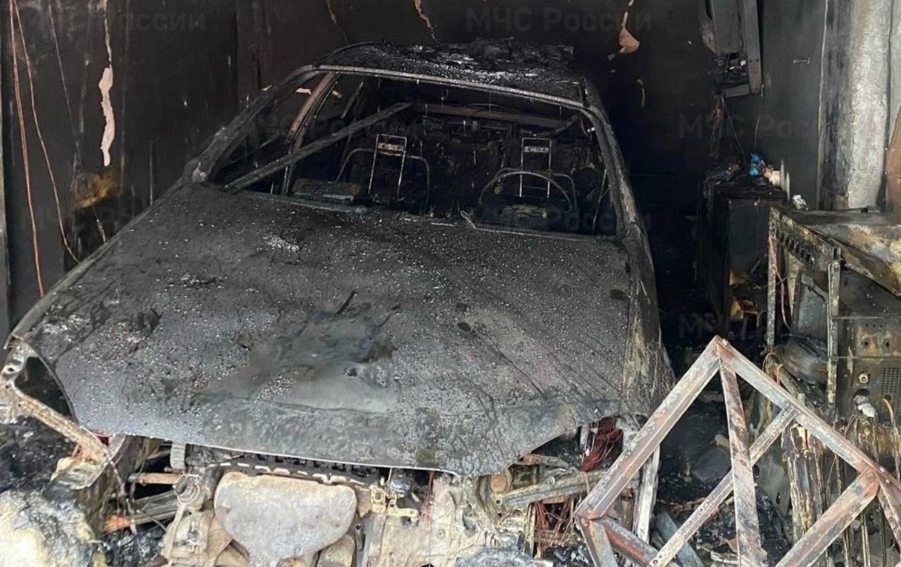 Автомобили внезапно загорелись в Костроме