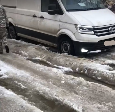 Дорога к санаторию в Костроме лежит через ледяные препятствия