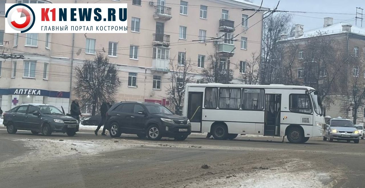 Автобус и две легковушки не поделили перекресток в Костроме