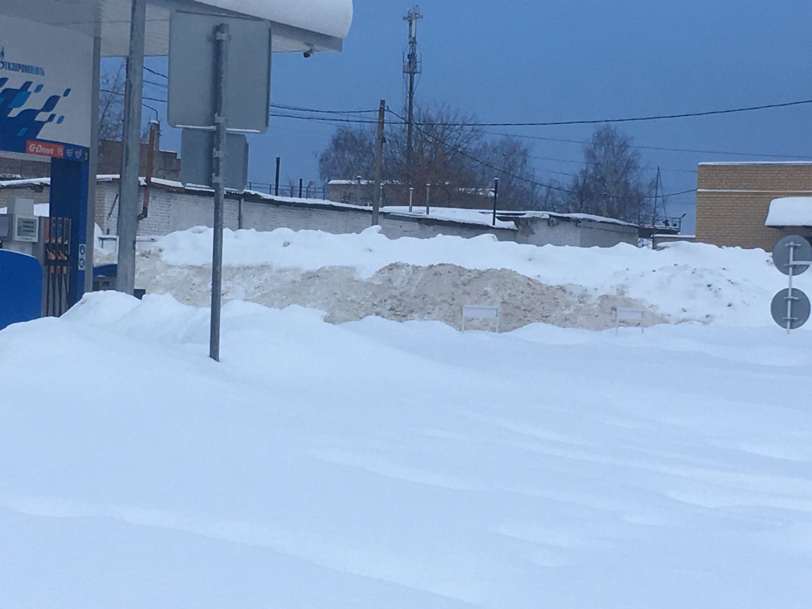 Снежные завалы у зданий и магазинов в Костроме взяли на особый контроль