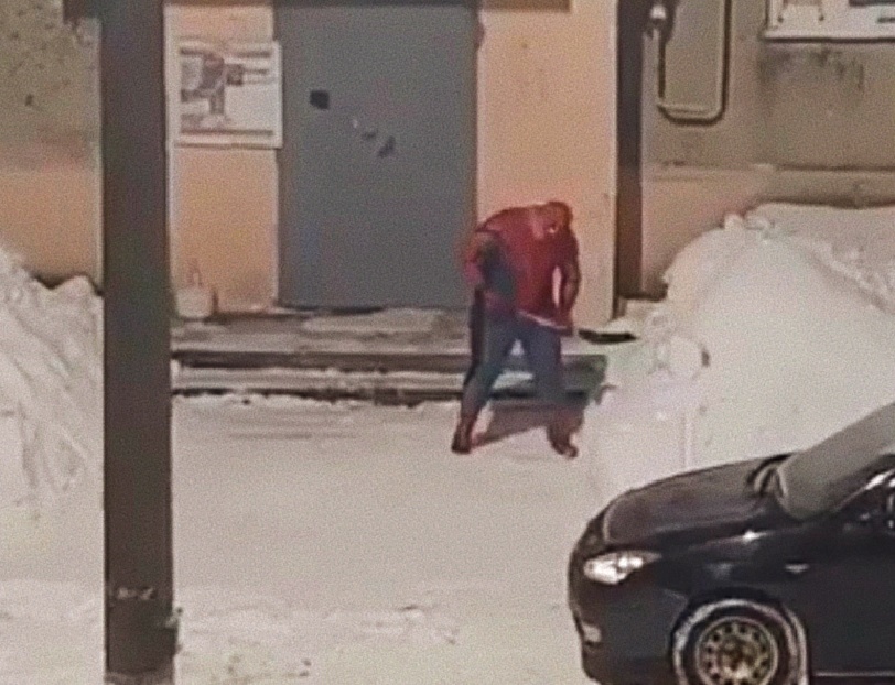 Человек-паук взялся за уборку снега в Костроме