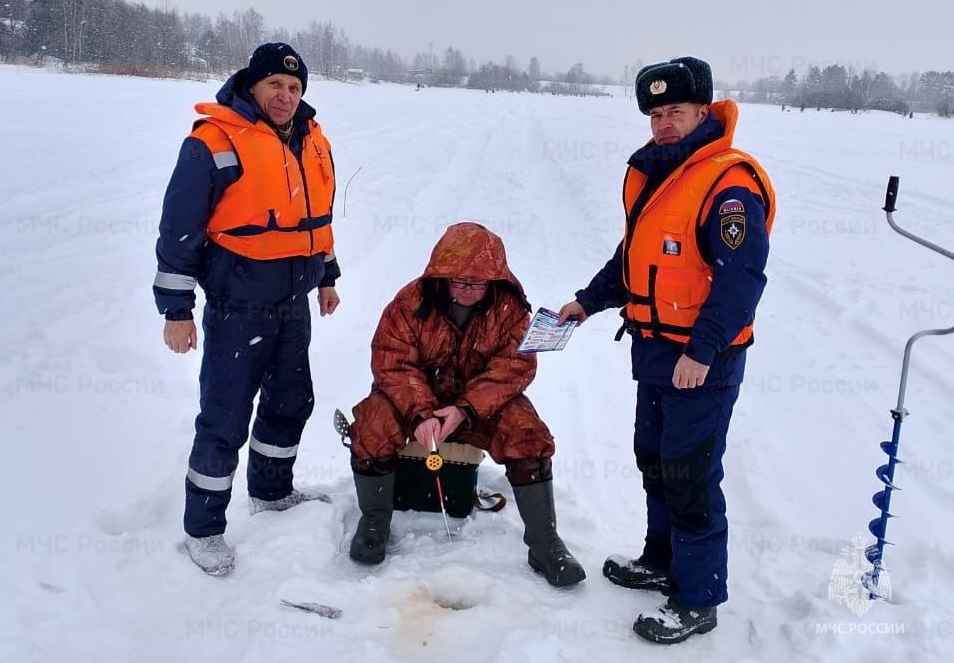 Спасатели напомнили костромичам правила безопасности на льду