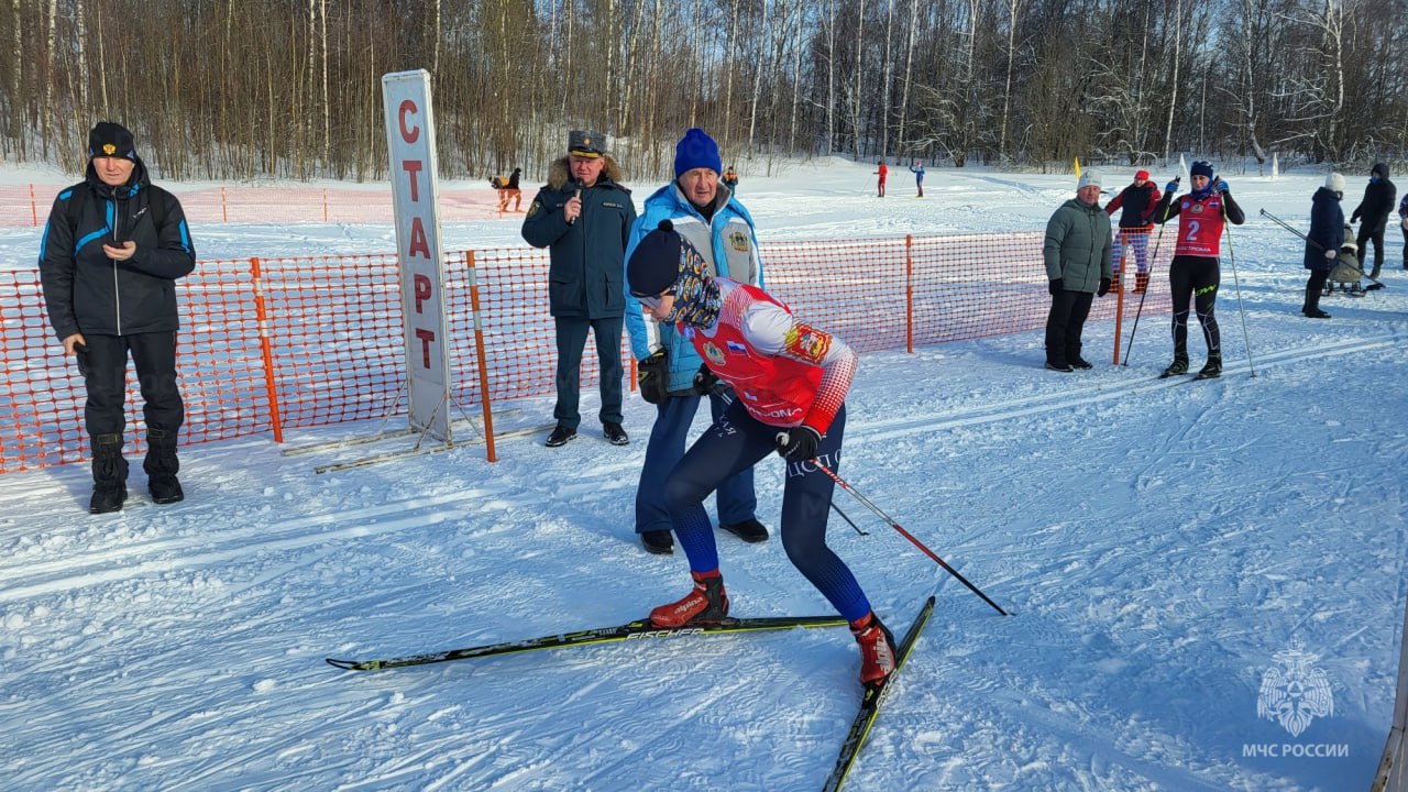 Лучшим лыжникам МЧС вручила медали костромская Снегурочка