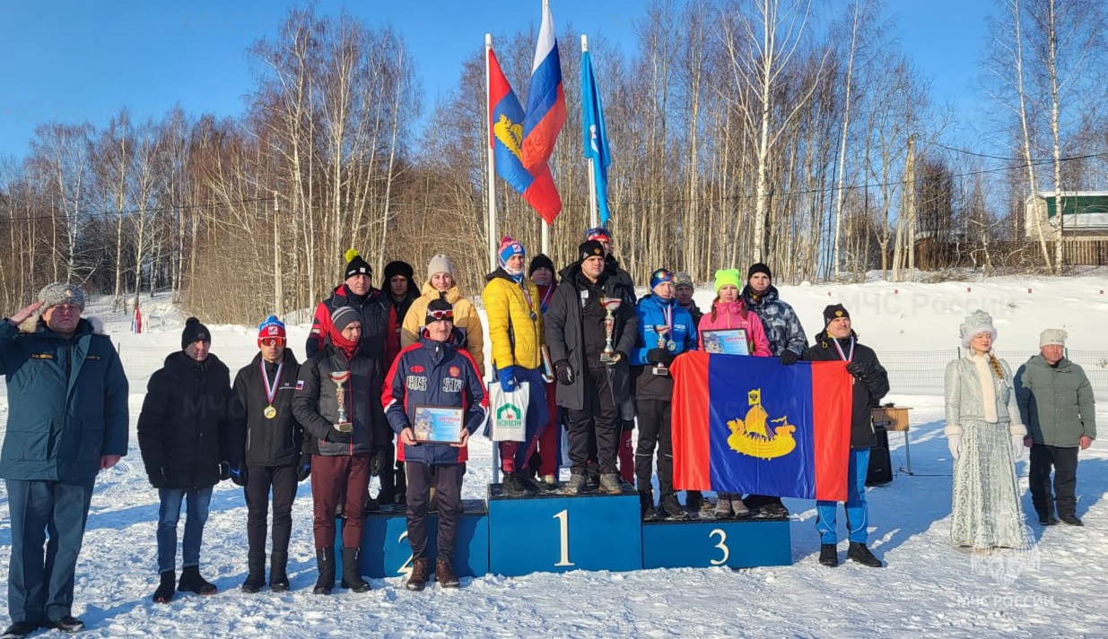 Лучшим лыжникам МЧС вручила медали костромская Снегурочка