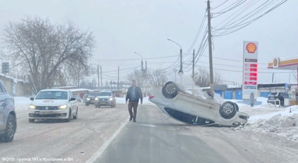 В Костроме автомобиль перевернулся на крышу посреди улицы