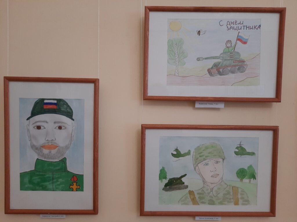 В костромской мэрии открылась выставка рисунков «Мой папа – герой!»