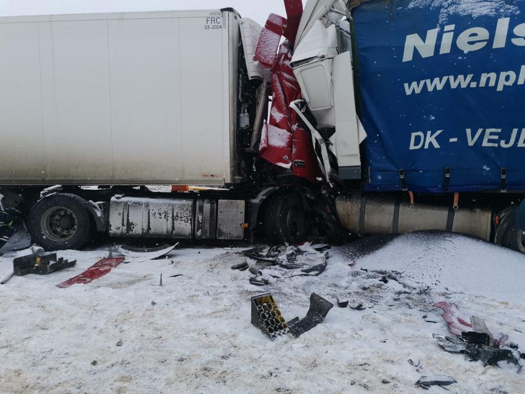 В кошмарном ДТП с двумя грузовиками под Костромой погибли двое