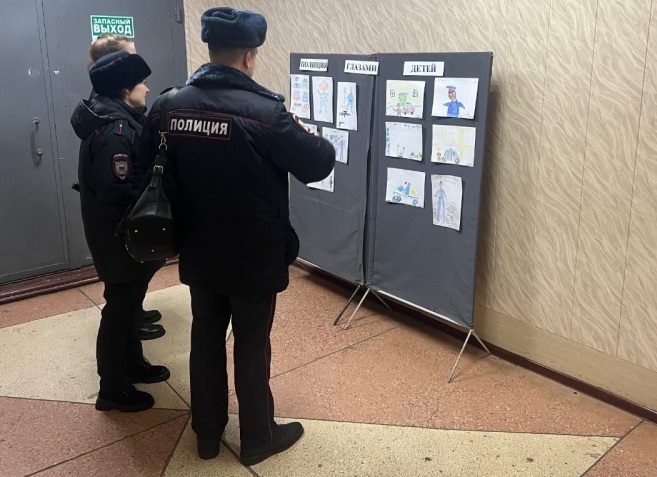Детсадовцы открыли выставку рисунков прямо в костромском отделе полиции