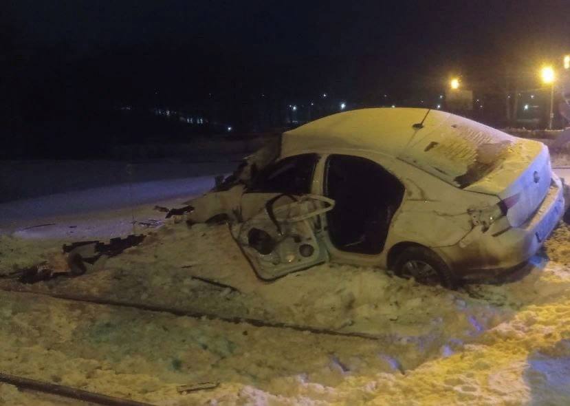 Под Костромой электричка врезалась в стоявший на путях автомобиль