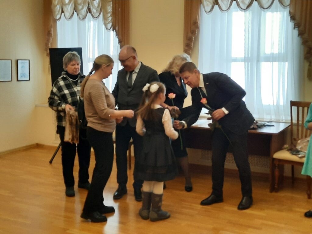 В костромской мэрии открылась выставка рисунков «Мой папа – герой!»