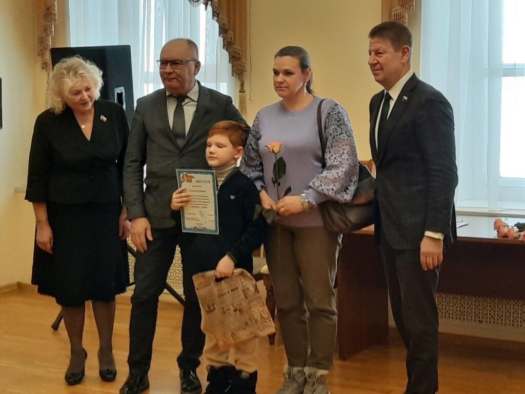 В костромской мэрии открылась выставка рисунков «Мой папа – герой!»
