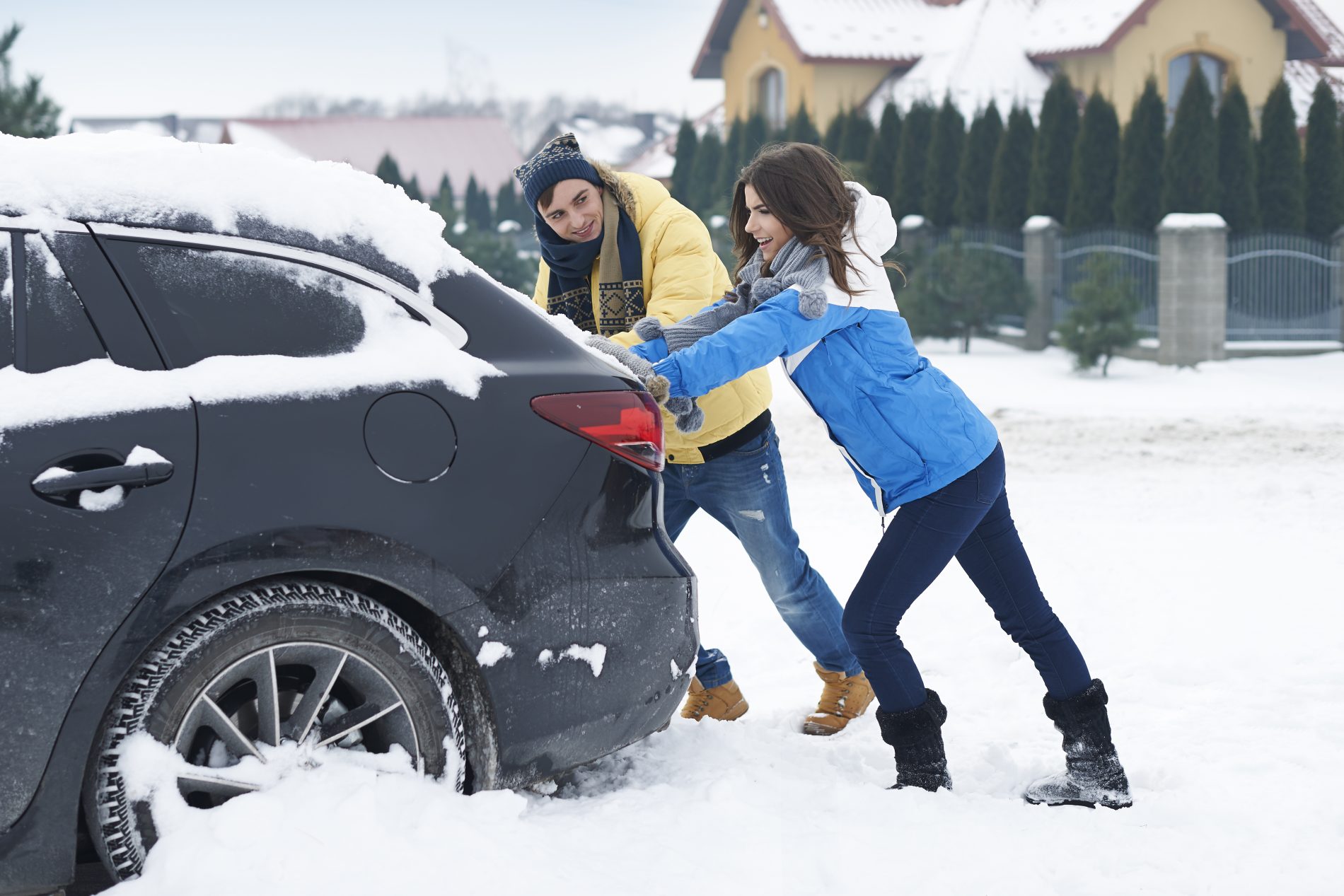 Костромичи помогают водителям вытаскивать из снега застрявшие машины
