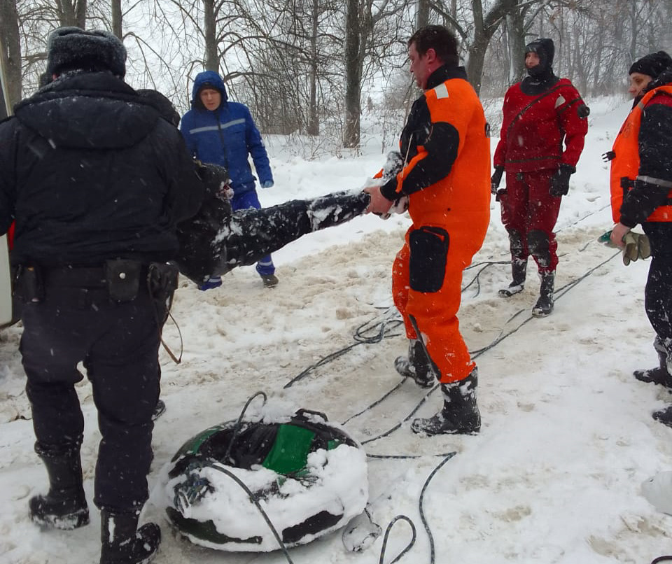 Костромские спасатели достали из воды провалившегося на Черной речке мужчину