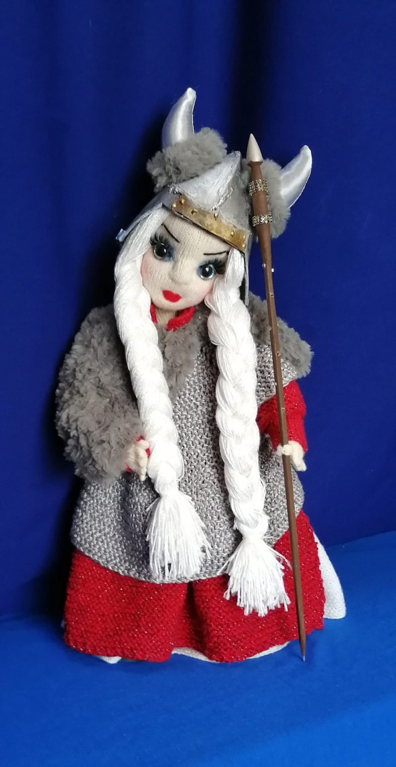 Актриса Костромского драмтеатра создает кукол, похожих на людей