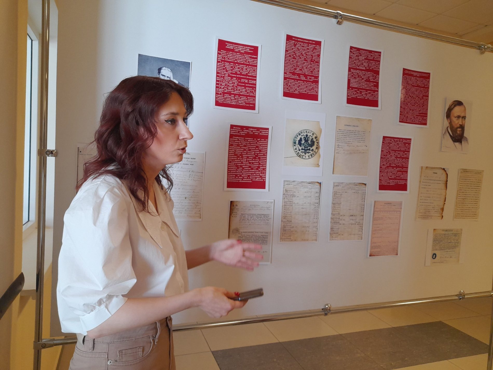 В Костромском областном суде открылась уникальная выставка архивных документов