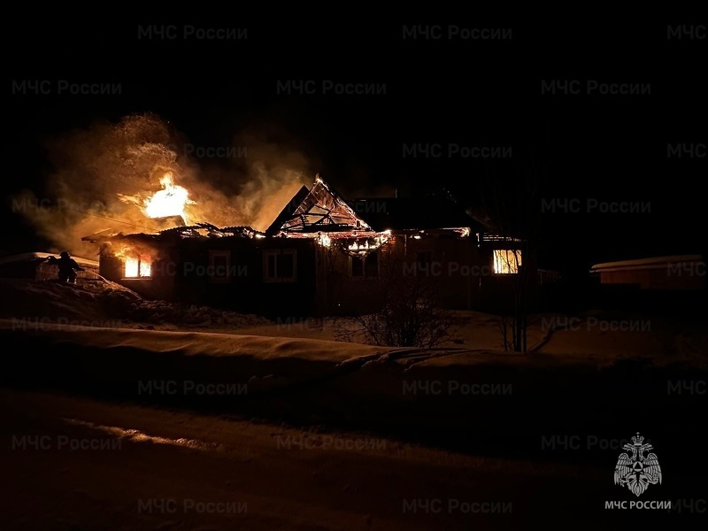 Жилой дом на две квартиры под Костромой выгорел изнутри