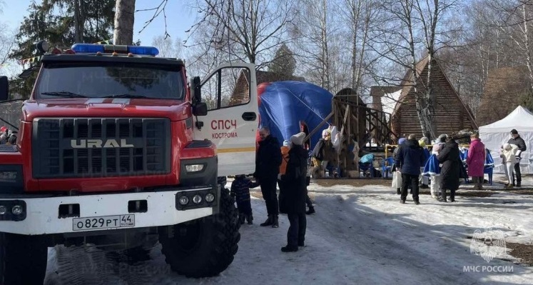 Масленицу в Костроме сжигали по всем правилам пожарной безопасности