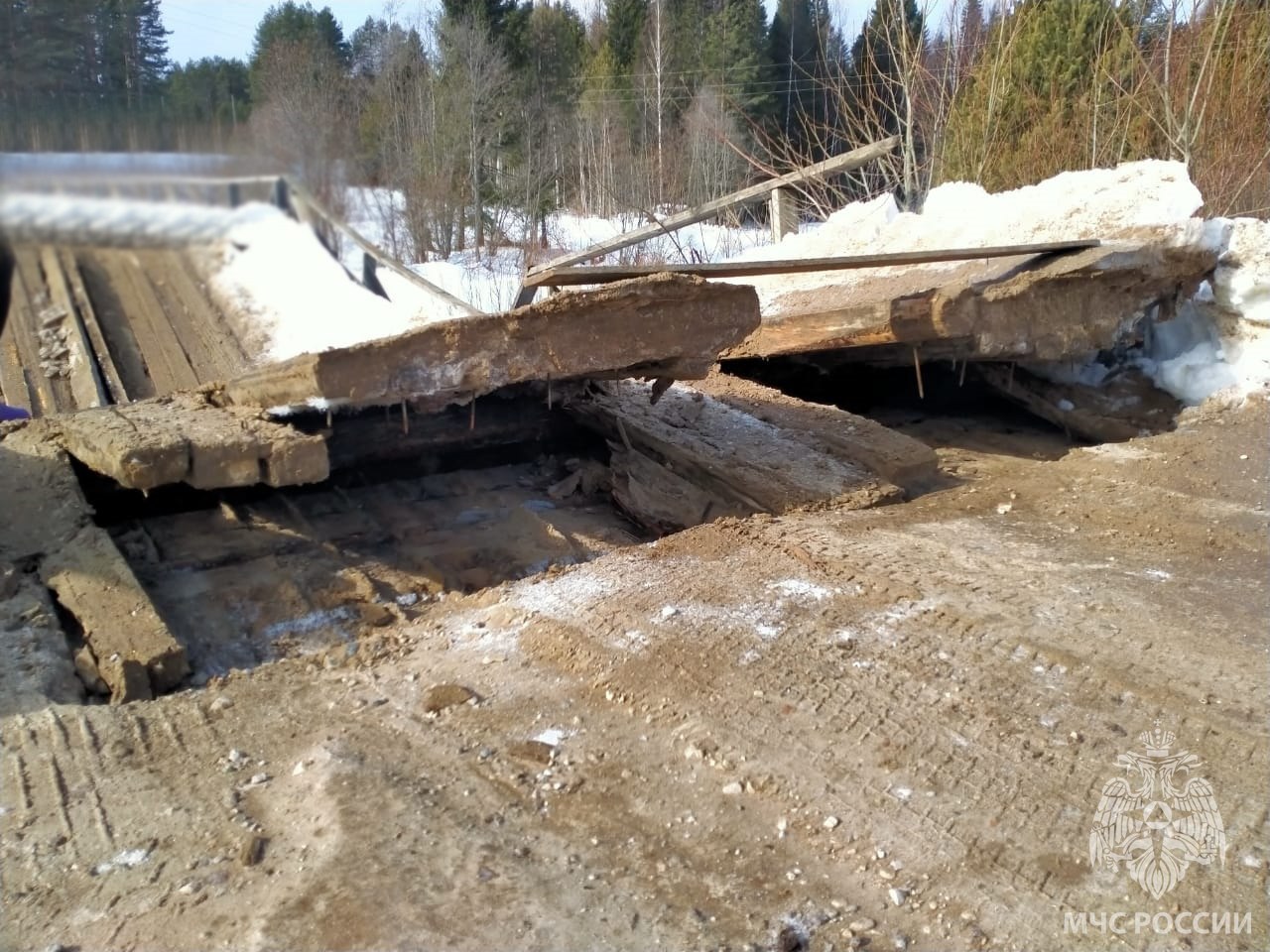 Лесовоз разрушил мост через реку в Костромской области