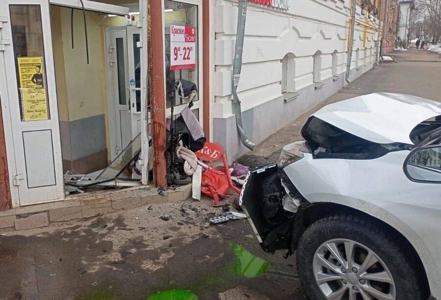 В Костроме на опасном перекрёстке внедорожник сбил маму с коляской