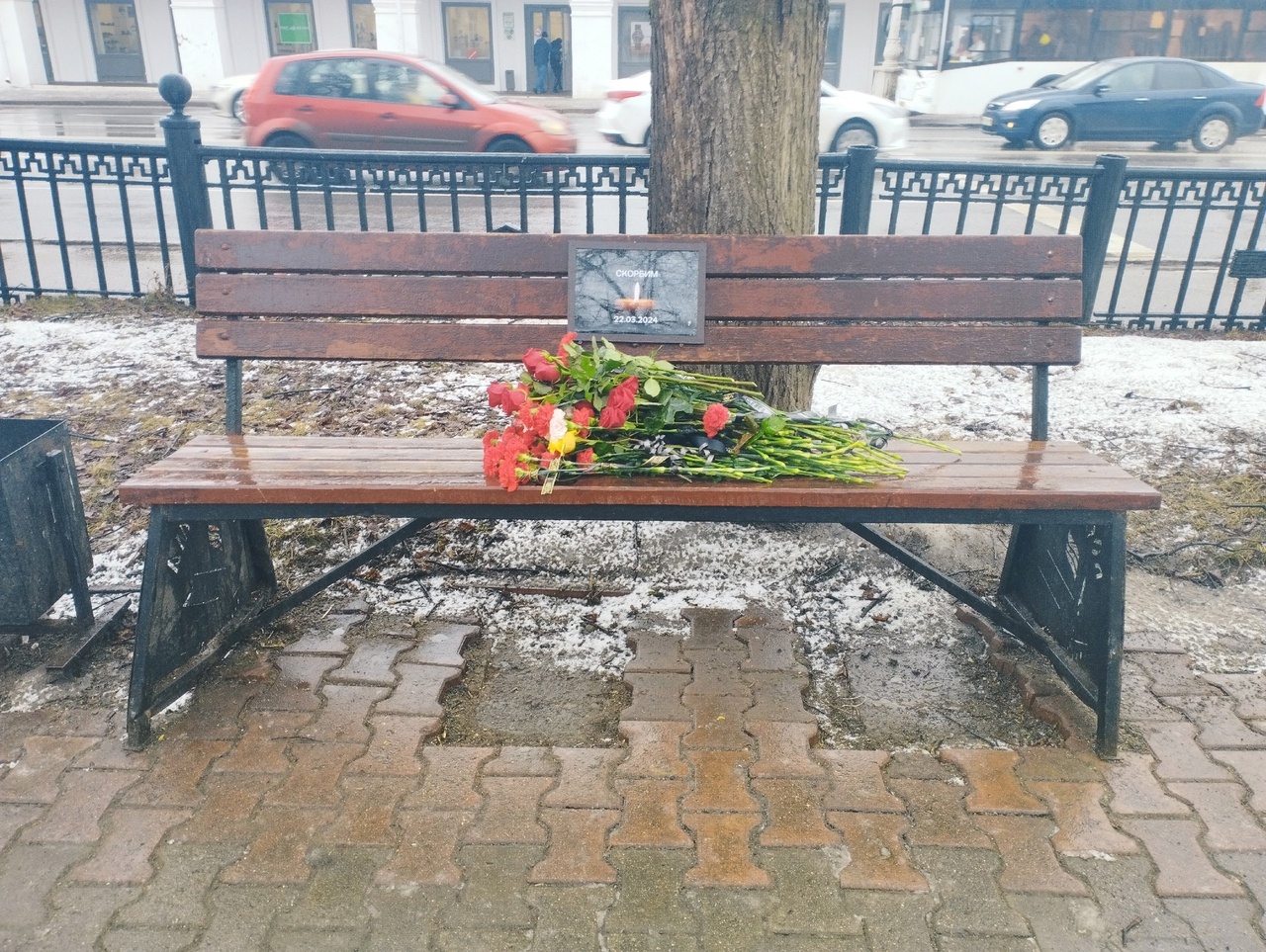 Костромичи устроили мемориал в память о жертвах теракта в центре города