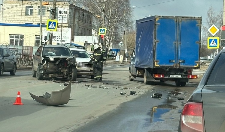 В Костроме случилось ДТП с тремя машинами