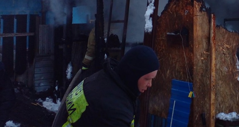 В Костроме на Стрелецкой огонь с бани перекинулся на жилой дом