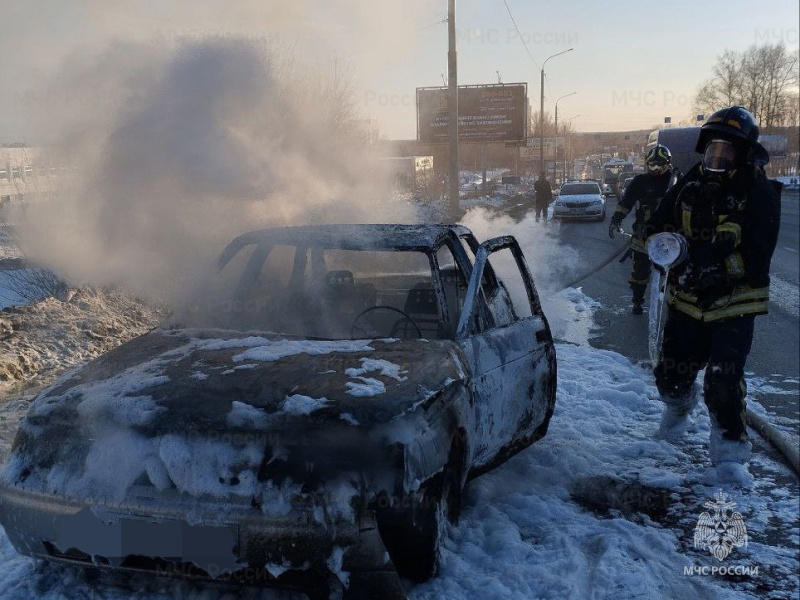 В Костроме на Магистральной дотла сгорела машина. Видео