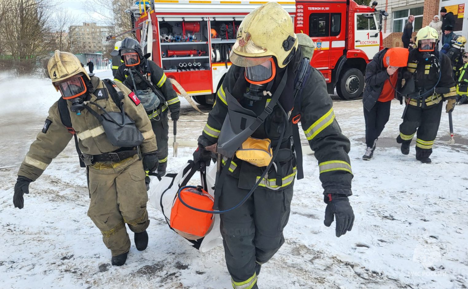 Попавших в беду подростков спасли из задымленного здания костромского лицея