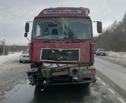 В Нерехтском районе грузовик врезался в пассажирский автобус, ранены двое