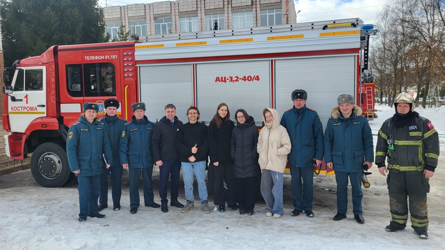 Попавших в беду подростков спасли из задымленного здания костромского лицея