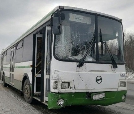 В Нерехтском районе грузовик врезался в пассажирский автобус, ранены двое
