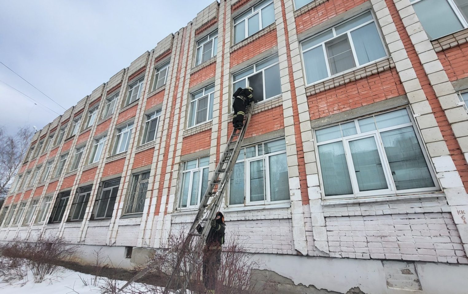 Попавших в беду подростков спасли из задымленного здания костромского лицея