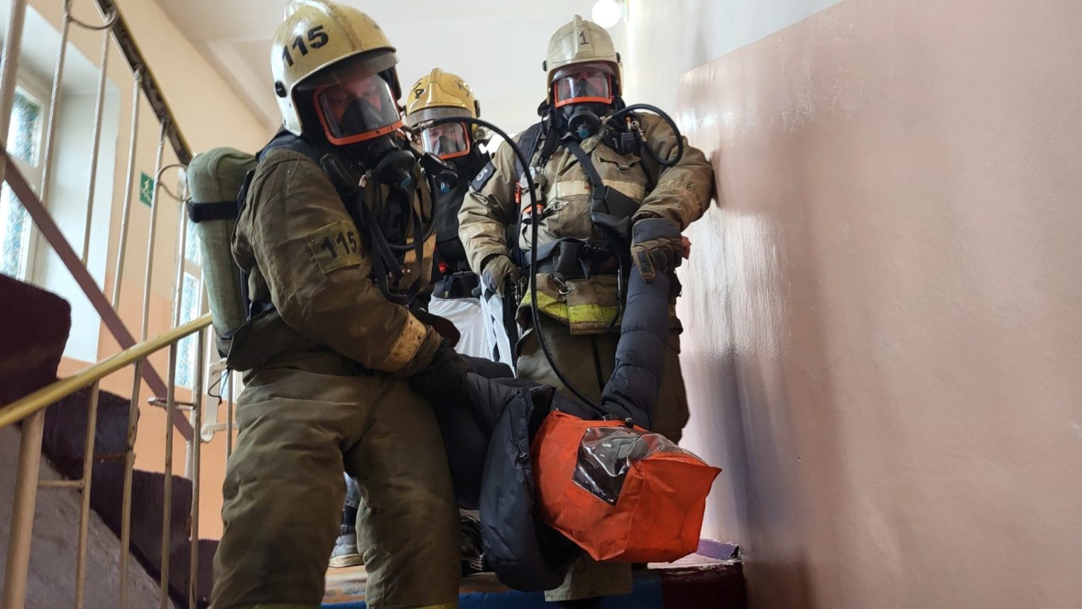 Попавших в беду подростков спасли из задымленного здания костромского лицея