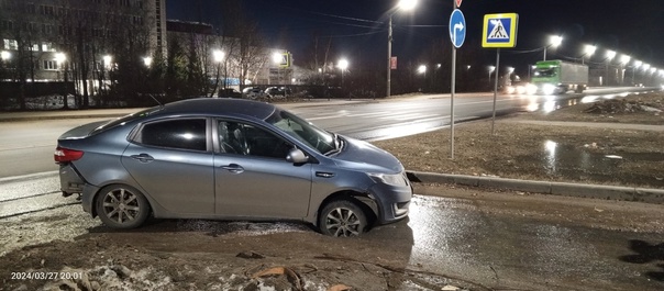 Хлипкий асфальт на дорогах Костромы засасывает машины