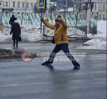 Странный танец мужчины на дороге поразил костромичей