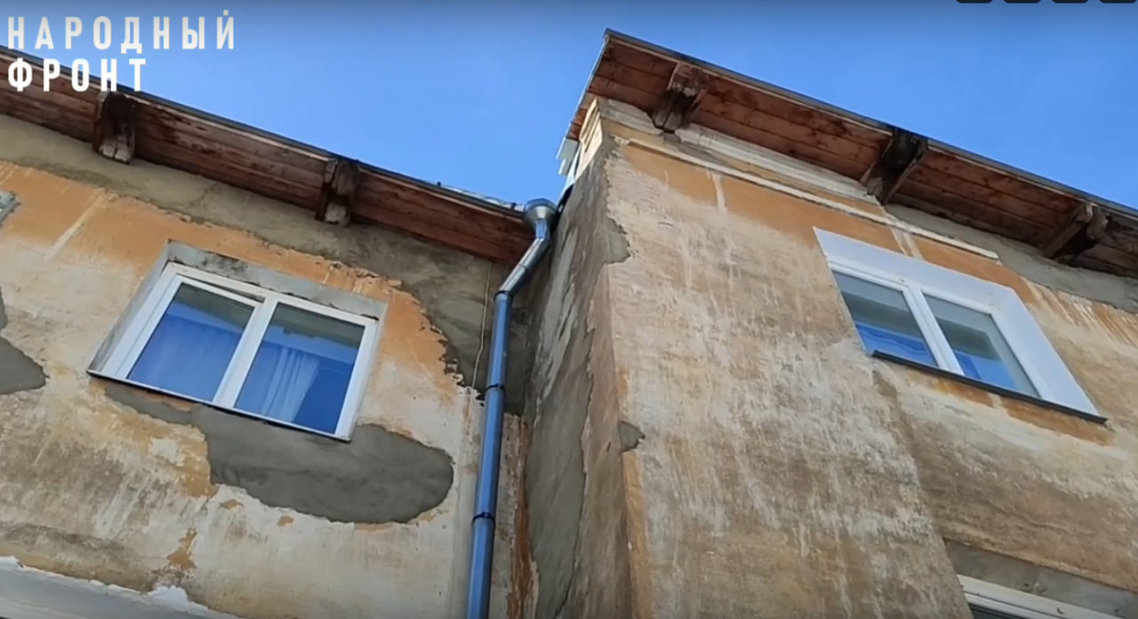 Костромичка с ребенком живет под рухнувшей крышей