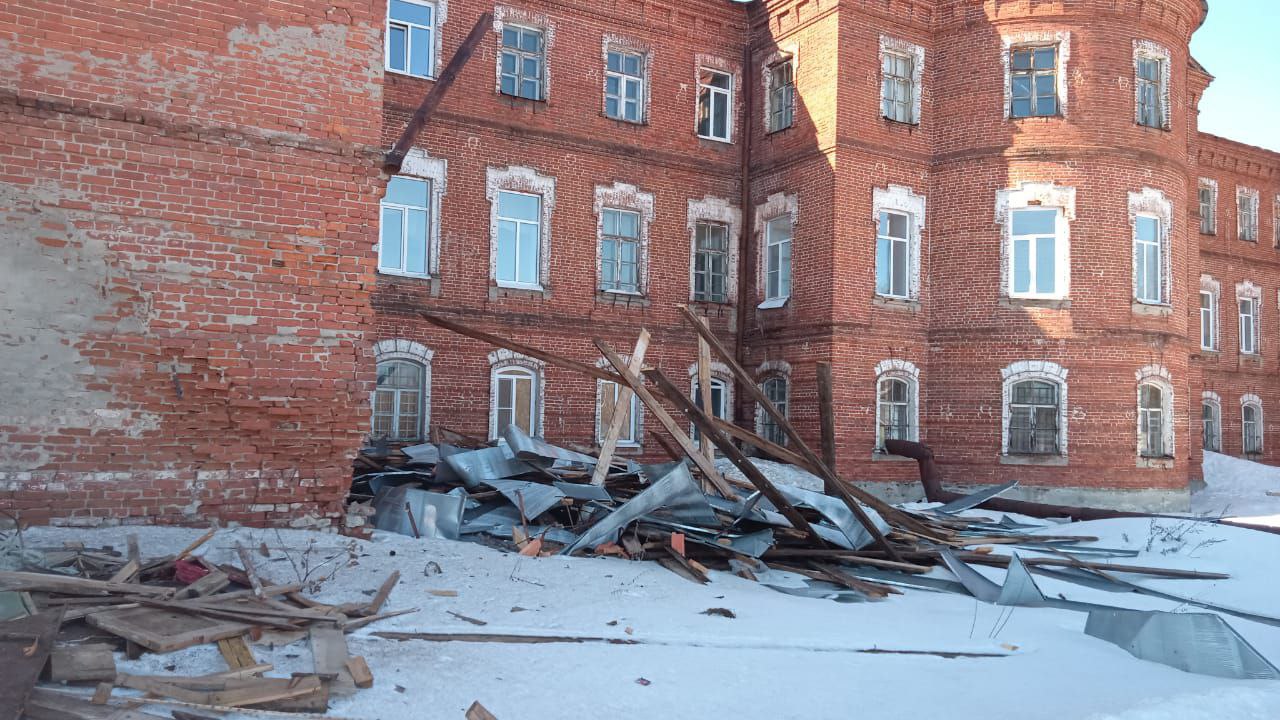 Школу-памятник архитектуры под Костромой ремонтируют по нацпроекту Президента