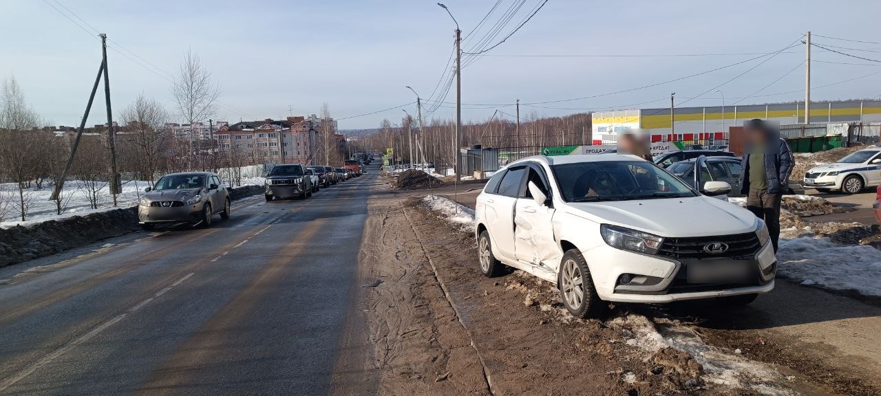 Мужское и женское: девушка спровоцировала аварию в Костроме