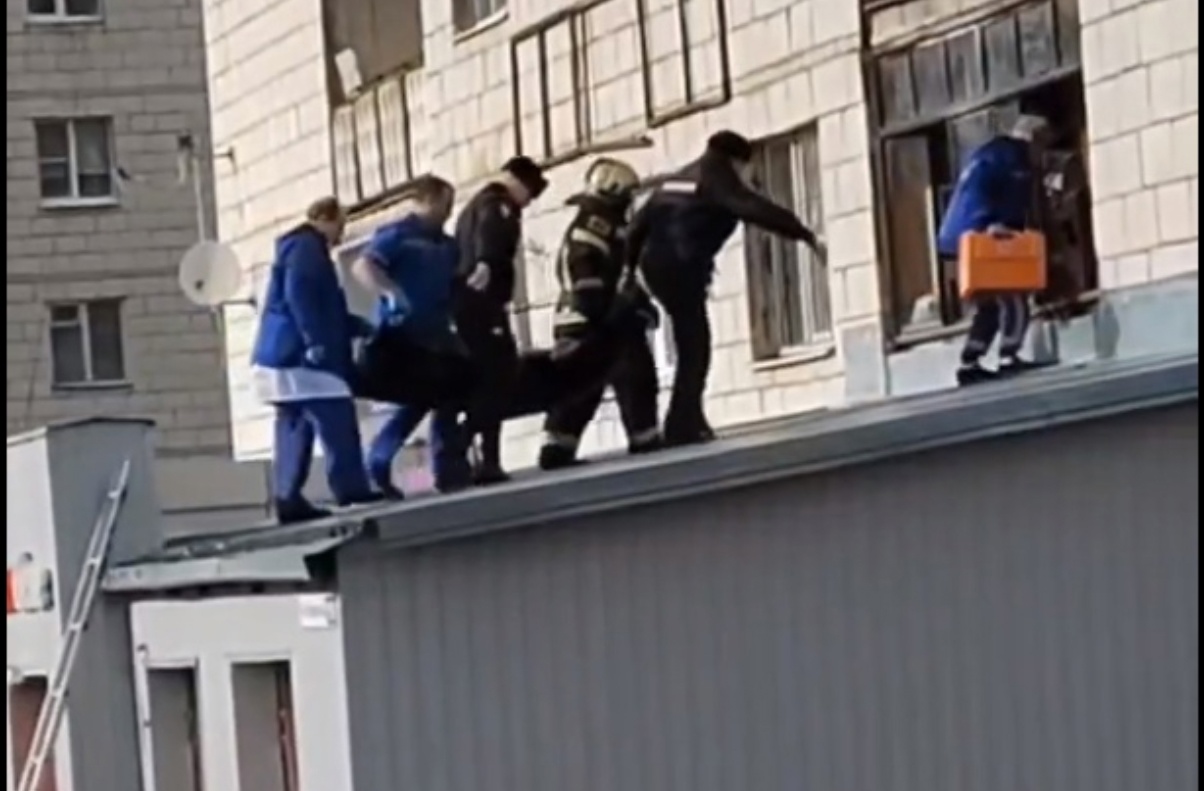 Мужчина в Костроме загадочно выпал из окна многоэтажки