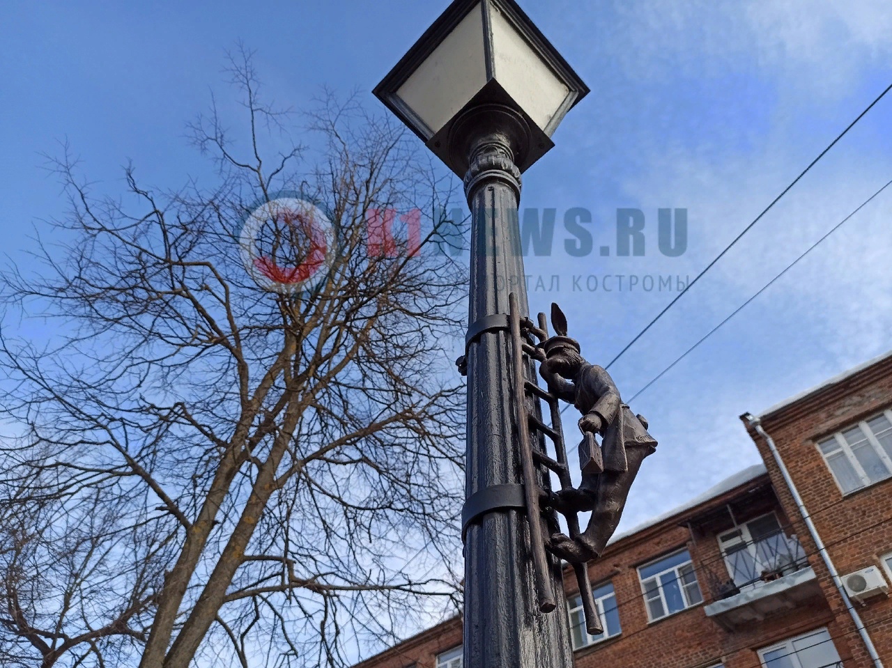 Заяц-фонарщик создает уют на костромской улице