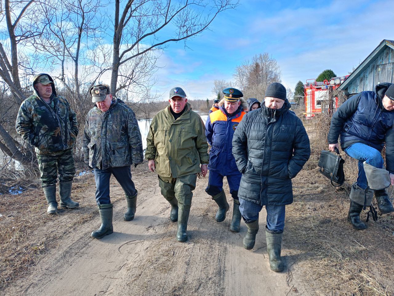 Костромской губернатор в болотных сапогах побывал в подтопляемой деревне