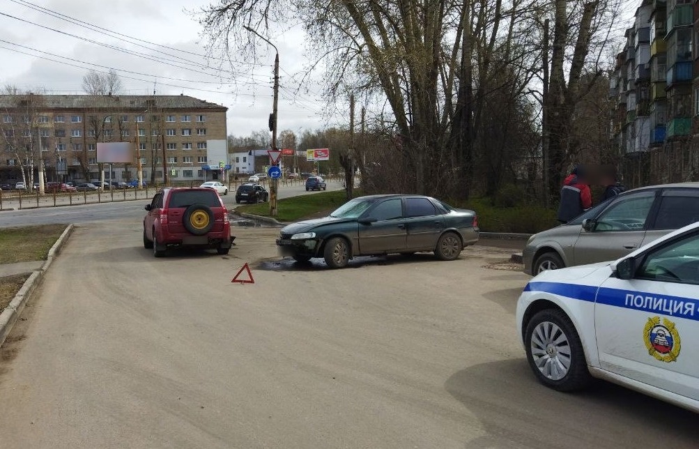 Авария создала могучую пробку на оживленной дороге в Костроме