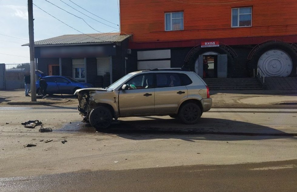 Иномарка с пассажиркой жестко влетела в ограждение в Костроме