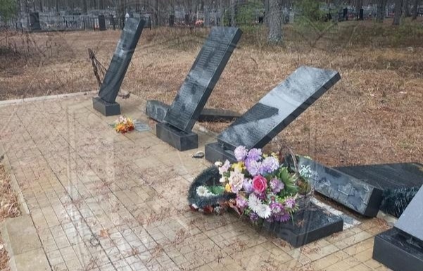 Разгромившего мемориал на кладбище посадили в СИЗО