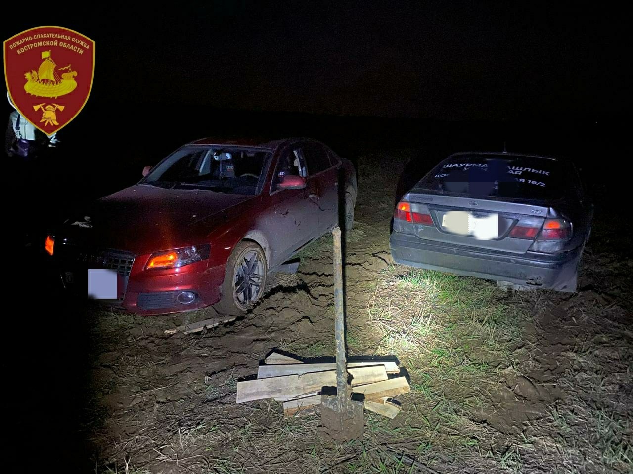 Ночью машина с 3-летним ребенком попала в грязевой плен под Костромой