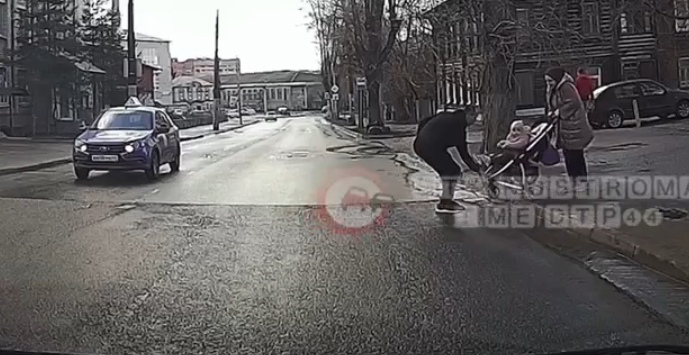 Костромич помог женщине с застрявшей на дороге коляской